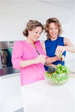 Deux femmes ensemble la préparation de salade verte Photographie de stock - Premium Libres de Droits, Code: 649-03487021