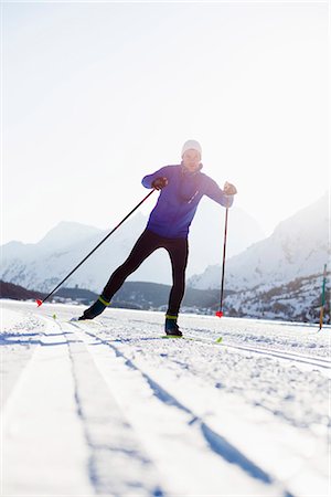 sciatori di fondo - Man cross-country skiing Fotografie stock - Premium Royalty-Free, Codice: 649-03487076