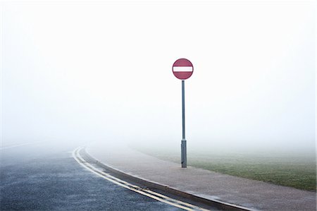 Road with no entry sign in fog Foto de stock - Sin royalties Premium, Código: 649-03487111