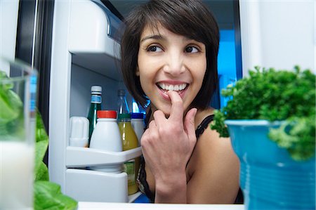 Femme à la recherche dans le réfrigérateur Photographie de stock - Premium Libres de Droits, Code: 649-03487124