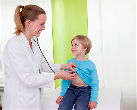 simsearch:649-03487221,k - Doctor examining boy Foto de stock - Sin royalties Premium, Código: 649-03487203