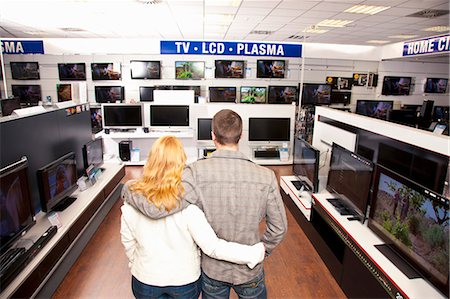 shop sign - Young Couple in TV section Foto de stock - Sin royalties Premium, Código: 649-03487398