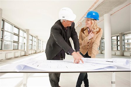 Two architects checking plans of site Foto de stock - Sin royalties Premium, Código: 649-03487444