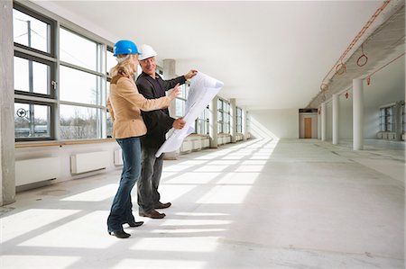 Two architects examining office building Foto de stock - Sin royalties Premium, Código: 649-03487440