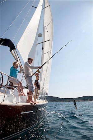 Father and sons fishing on yacht Foto de stock - Sin royalties Premium, Código: 649-03511016