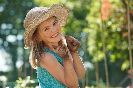 sale - Jeune fille dans jardin avec mains boueuses Photographie de stock - Premium Libres de Droits, Code: 649-03565882