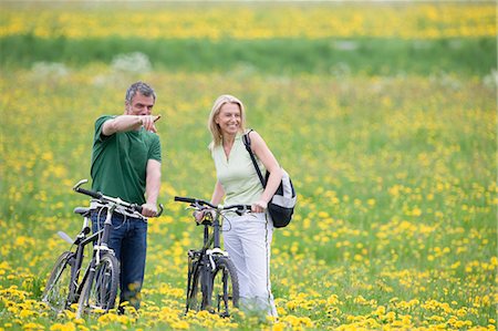 Couple riding bikes Foto de stock - Sin royalties Premium, Código: 649-03565988