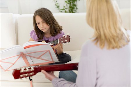 dúo - Girl having a lesson on the guitar Foto de stock - Sin royalties Premium, Código: 649-03566020