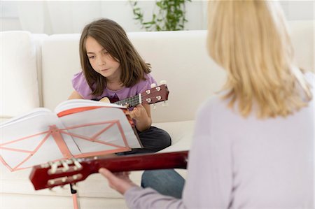 duet - Girl having a lesson on the guitar Foto de stock - Sin royalties Premium, Código: 649-03566020