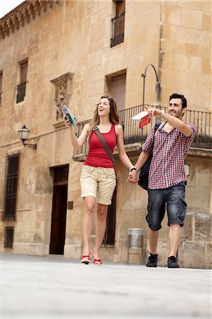 Tourist couple exploring town square Foto de stock - Sin royalties Premium, Código: 649-03566320