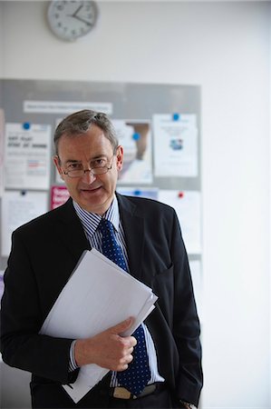 doctors with person in a suit - Medical Consultant holding paperwork Foto de stock - Sin royalties Premium, Código: 649-03566512