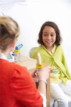 paediatrician - Girl with doctor showing asthma inhaler Foto de stock - Sin royalties Premium, Código: 649-03566533