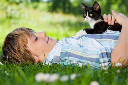 streicheln - Junge in der Wiese eine Katze knuddeln Stockbilder - Premium RF Lizenzfrei, Bildnummer: 649-03566579