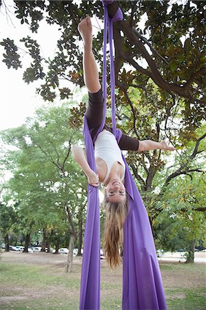 Jeune femme faisant des acrobaties dans les arbres Photographie de stock - Premium Libres de Droits, Code: 649-03566755