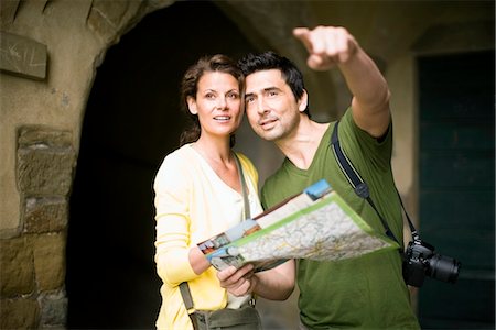 people looking up at camera - Tourists Foto de stock - Sin royalties Premium, Código: 649-03606005