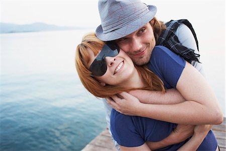 Man hugging girlfriend Foto de stock - Sin royalties Premium, Código: 649-03606128