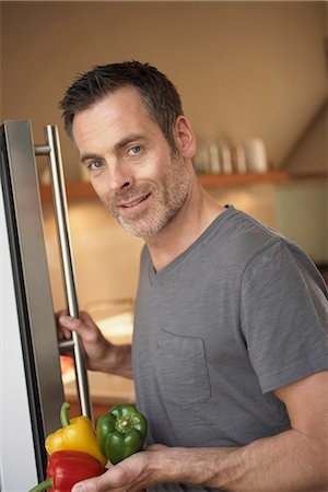 Homme debout en face de réfrigérateur Photographie de stock - Premium Libres de Droits, Code: 649-03606192