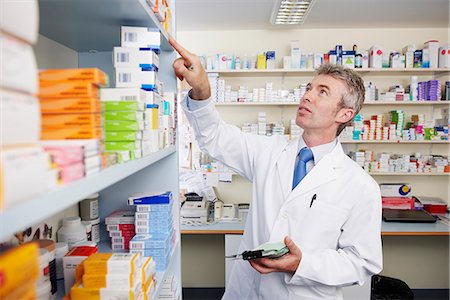 Pharmacien à plateau de pilules Photographie de stock - Premium Libres de Droits, Code: 649-03621586
