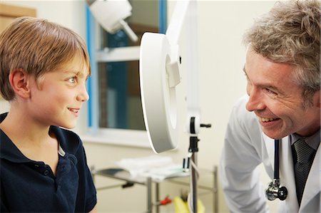 paediatrician (male) - Doctor and young boy Stock Photo - Premium Royalty-Free, Code: 649-03621632