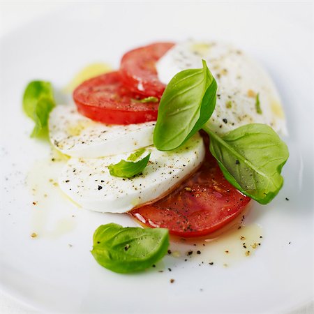 salad white background not dog not people - Mozzarella et tomates Photographie de stock - Premium Libres de Droits, Code: 649-03621789