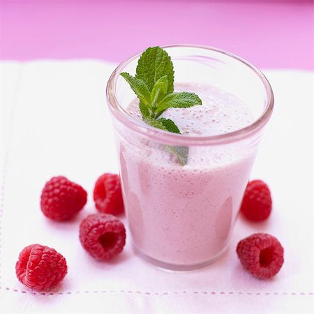 Shake framboise avec des feuilles de menthe Photographie de stock - Premium Libres de Droits, Code: 649-03621794