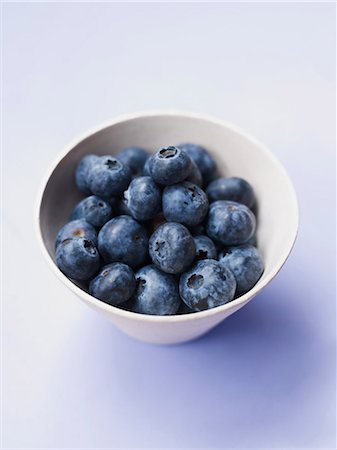 rafraîchissant - Bleuets dans un bol blanc Photographie de stock - Premium Libres de Droits, Code: 649-03621792