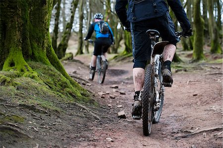 suivre la piste - Le couple VTT dans les bois Photographie de stock - Premium Libres de Droits, Code: 649-03621822