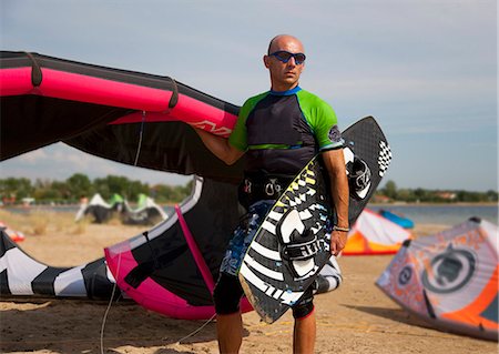 Kitesurfer holding kite and board Stock Photo - Premium Royalty-Free, Code: 649-03622044