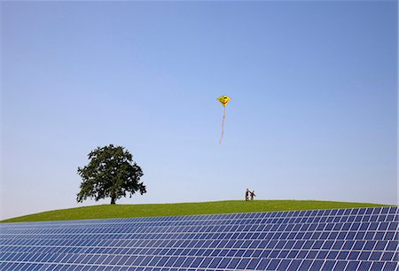 Boys flying kite at solar power station Foto de stock - Sin royalties Premium, Código: 649-03622049