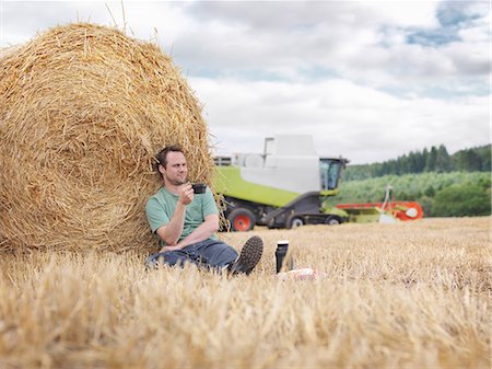 Farmer taking a break during harvesting Foto de stock - Sin royalties Premium, Código: 649-03622443
