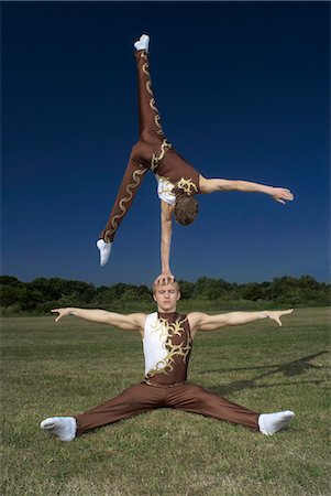 Acrobatic troop performing moves Foto de stock - Royalty Free Premium, Número: 649-03622536