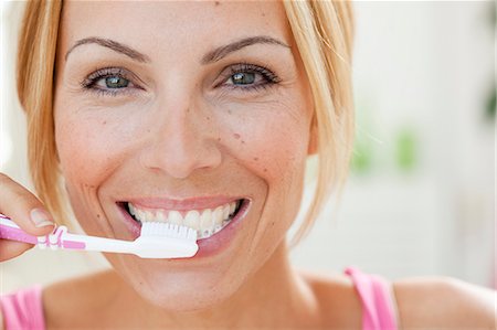 simsearch:649-03857839,k - young woman brushing teeth Foto de stock - Royalty Free Premium, Número: 649-03666081