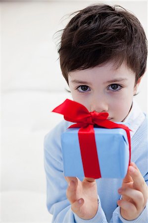 kleiner Junge mit Geschenk Stockbilder - Premium RF Lizenzfrei, Bildnummer: 649-03666122