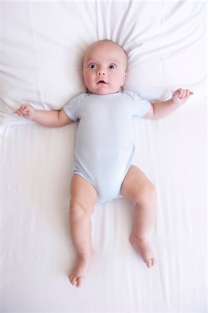 simsearch:649-06717448,k - Bébé aux yeux grands ouverts, dans le lit Photographie de stock - Premium Libres de Droits, Code: 649-03666314