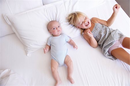 simsearch:649-06716556,k - Girl with her baby brother in bed Foto de stock - Royalty Free Premium, Número: 649-03666312