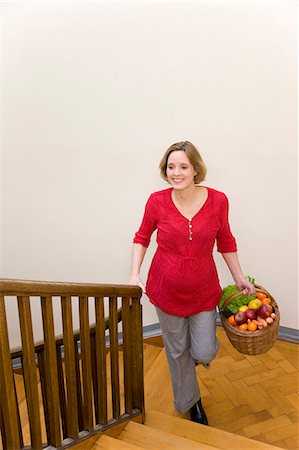 simsearch:649-05801038,k - Corbeille de fruits transportant la femme enceinte Photographie de stock - Premium Libres de Droits, Code: 649-03666605