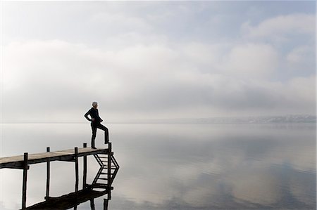 simsearch:6102-03904987,k - pregnant woman standing on pier Foto de stock - Sin royalties Premium, Código: 649-03666628