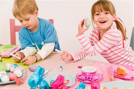 girl and boy painting eggs for easter Stock Photo - Premium Royalty-Free, Code: 649-03666647