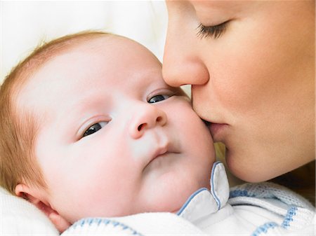 simsearch:649-03666783,k - Mère embrassant son bébé Photographie de stock - Premium Libres de Droits, Code: 649-03666771