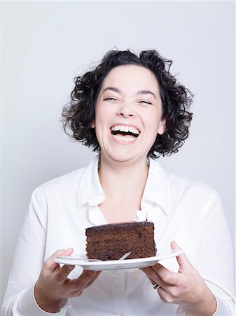 fat matures 40 year old woman - woman holding a plate of cake Foto de stock - Sin royalties Premium, Código: 649-03666826