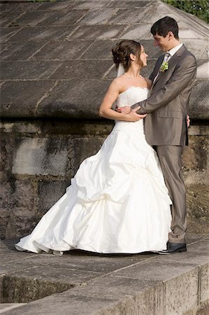 Groom hugging bride. Foto de stock - Sin royalties Premium, Código: 649-03666862