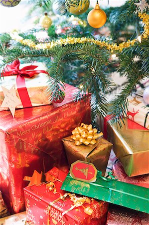 simsearch:6102-08001143,k - Christmas presents under decorated tree Foto de stock - Sin royalties Premium, Código: 649-03666992