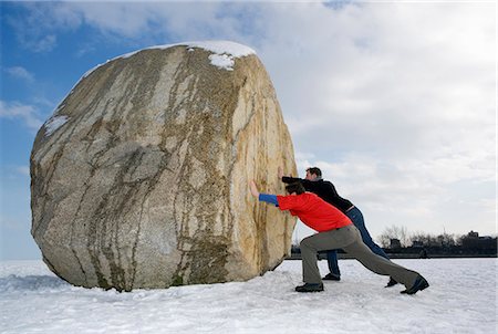 friend help - 2 men pushing massive boulder Foto de stock - Sin royalties Premium, Código: 649-03667081