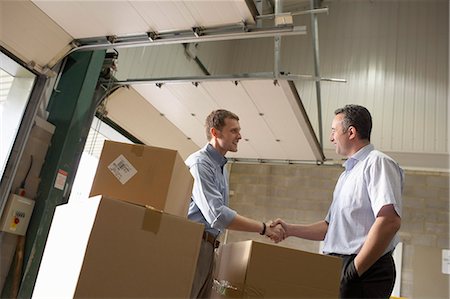 recibir - Two businessmen in warehouse Foto de stock - Sin royalties Premium, Código: 649-03667189