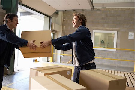 Deux travailleurs passant de boîte Photographie de stock - Premium Libres de Droits, Code: 649-03667190