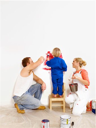 Couple et enfant en bas âge mur de peinture de garçon Photographie de stock - Premium Libres de Droits, Code: 649-03667428