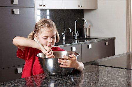 simsearch:649-03768864,k - Girl with mixing bowl Foto de stock - Royalty Free Premium, Número: 649-03768874