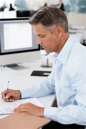 examinar - Businessman doing paperwork Foto de stock - Sin royalties Premium, Código: 649-03769165