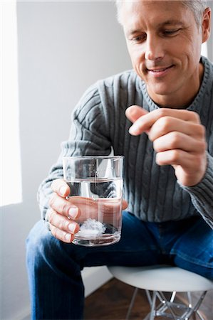 pétillant (bulles) - Pilule chute homme en verre d'eau Photographie de stock - Premium Libres de Droits, Code: 649-03769173