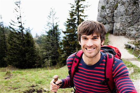 routarde - Homme qui marche sur le sentier de montagne Photographie de stock - Premium Libres de Droits, Code: 649-03769195